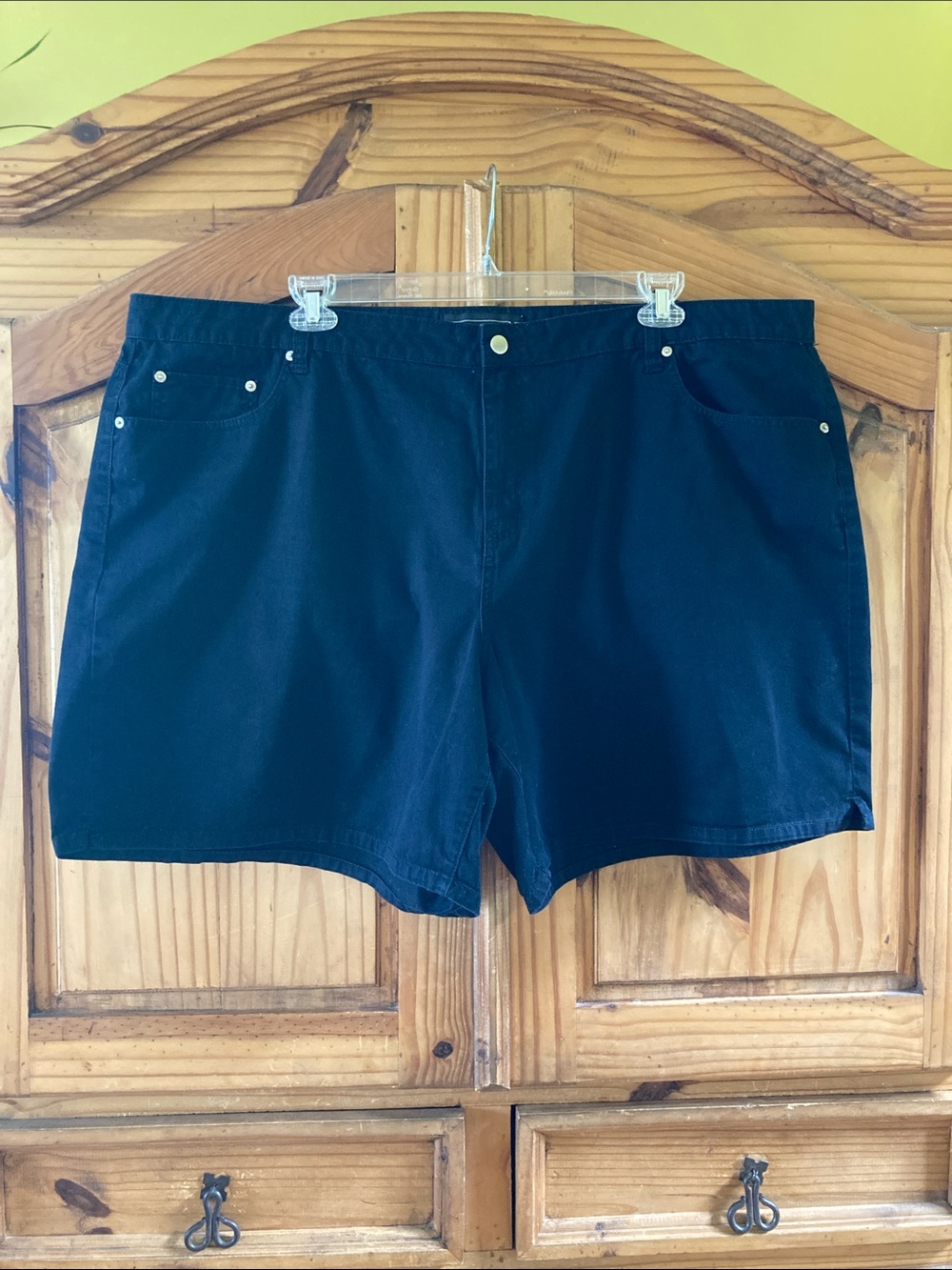 Women’s Venezia black chino shorts size 28